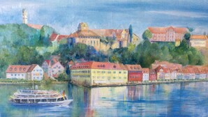 Una pintura a la acuarela de un pueblo a orillas de un río, con edificios y una barca.