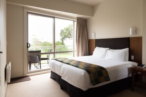 1 Bedroom Seaview Suite | In-room safe, individually decorated, individually furnished, desk - Ocean Breeze Hotel (Auckland)