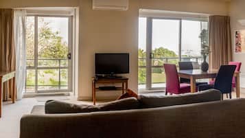 Phòng Suite Premium | Phòng khách | TV LCD 32-inch có truyền hình kỹ thuật số, TV, sàn nhà có sưởi