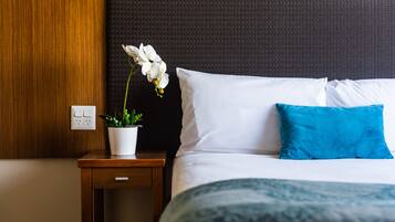 1 Bedroom Superior Suite - Partial Ocean View | In-room safe, individually decorated, individually furnished, desk