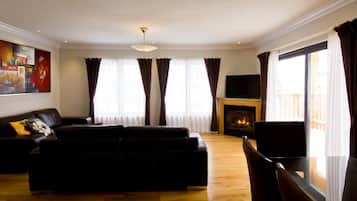 En 42-tommers Flatskjerm-TV med digitale kanaler samt TV og peis