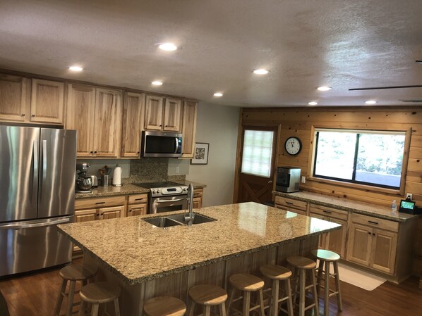 Fridge, microwave, oven, stovetop - Paradise Cabin in the Pines<br>Comfortable Patios and porch swing <br>Watch kids play (Payson)