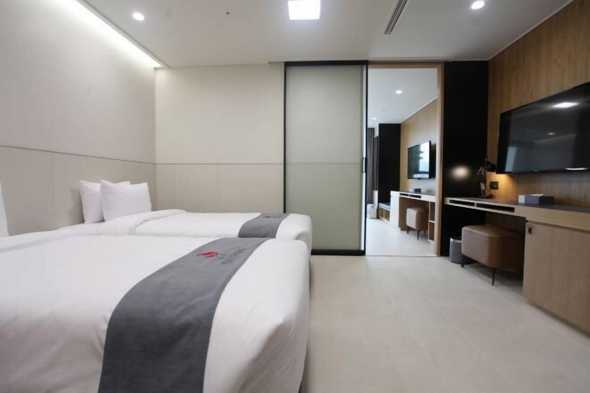 In-room safe, blackout drapes, free WiFi, bed sheets