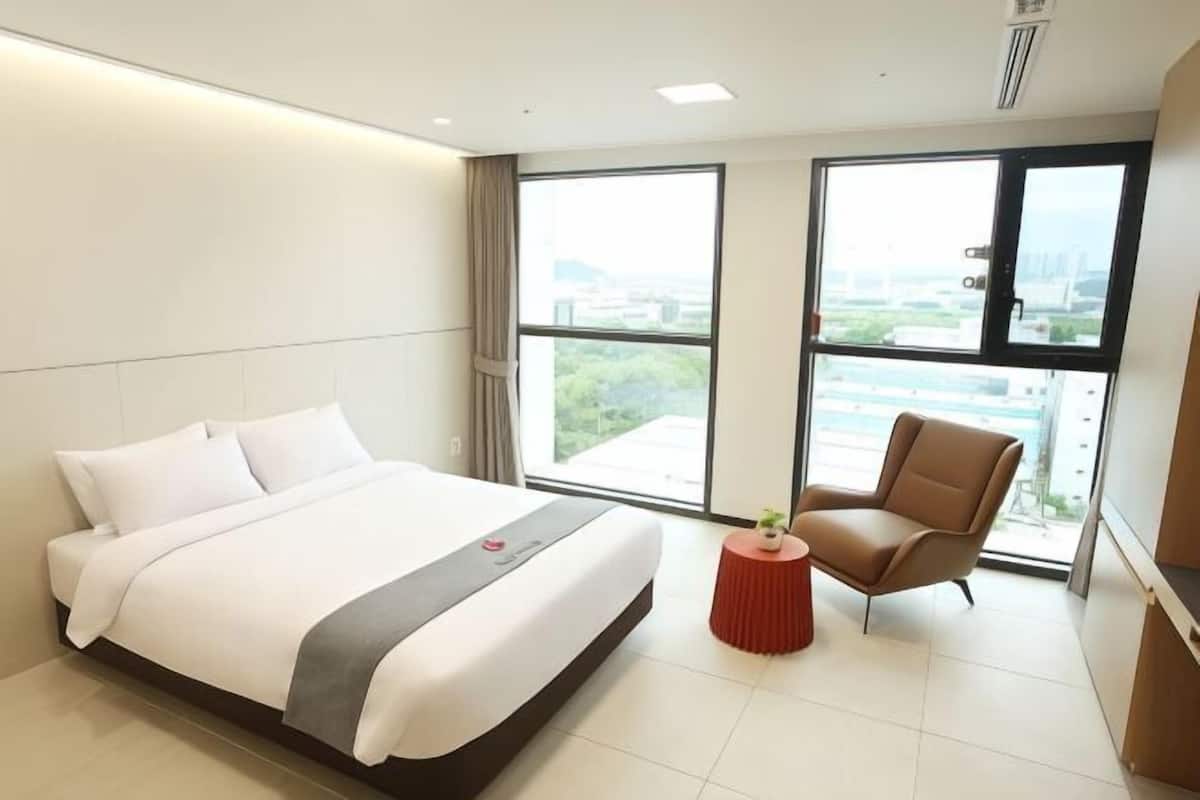 In-room safe, blackout drapes, free WiFi, bed sheets