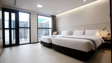 ุฎุฒูุฉ ุฏุงุฎู ุงูุบุฑูุฉ ูุณุชุงุฆุฑ ุชุนุชูู
ููุงู ูุงู ู
ุฌุงููุง ูู
ูุงุกุงุช ุฃุณุฑูุฉ