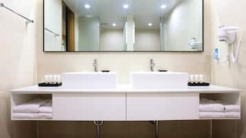 Shower, perlengkapan mandi gratis, pengering rambut, dan jubah mandi