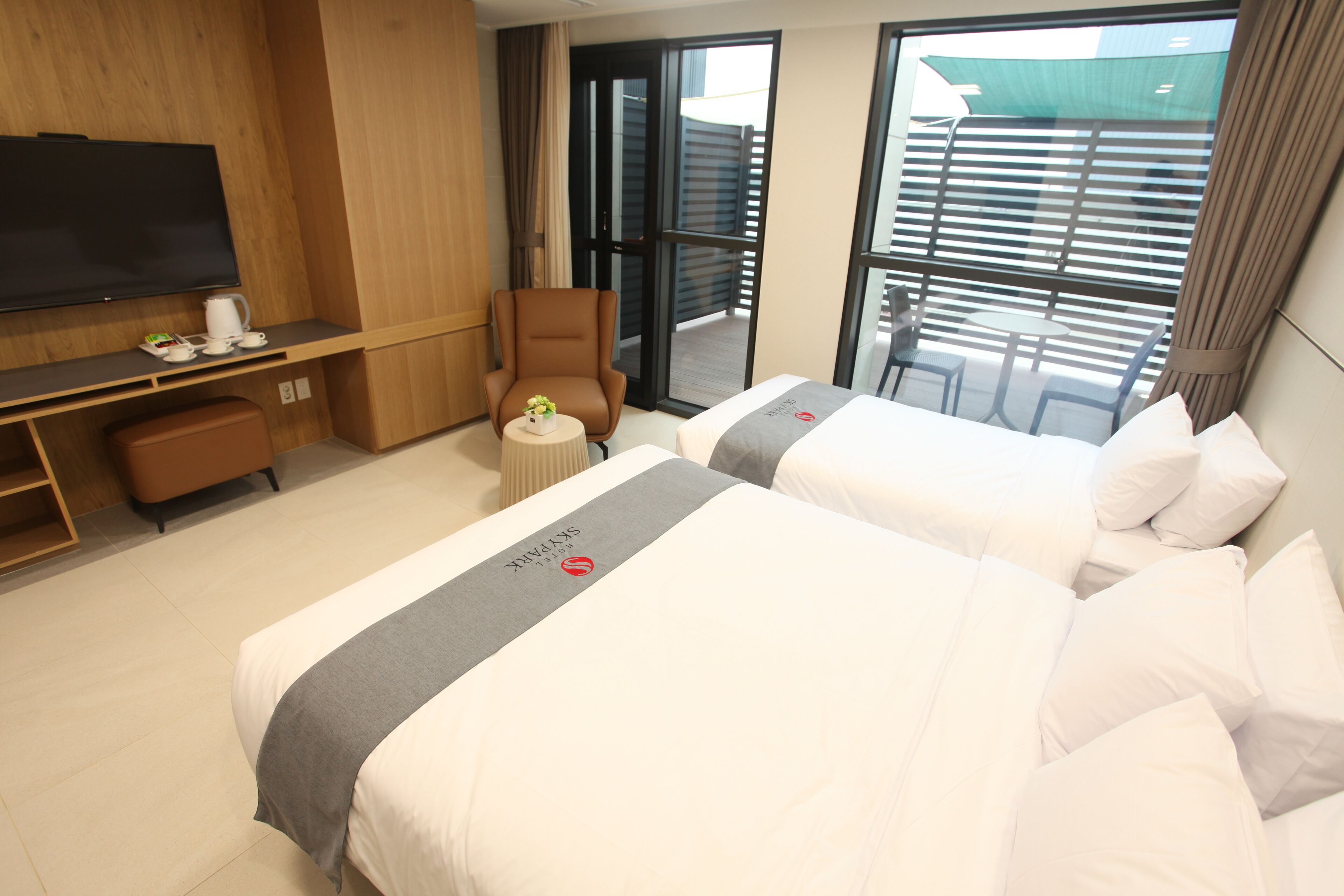 deluxe twin room, balcony | in-room safe, blackout curtains, free wifi, bed sheets