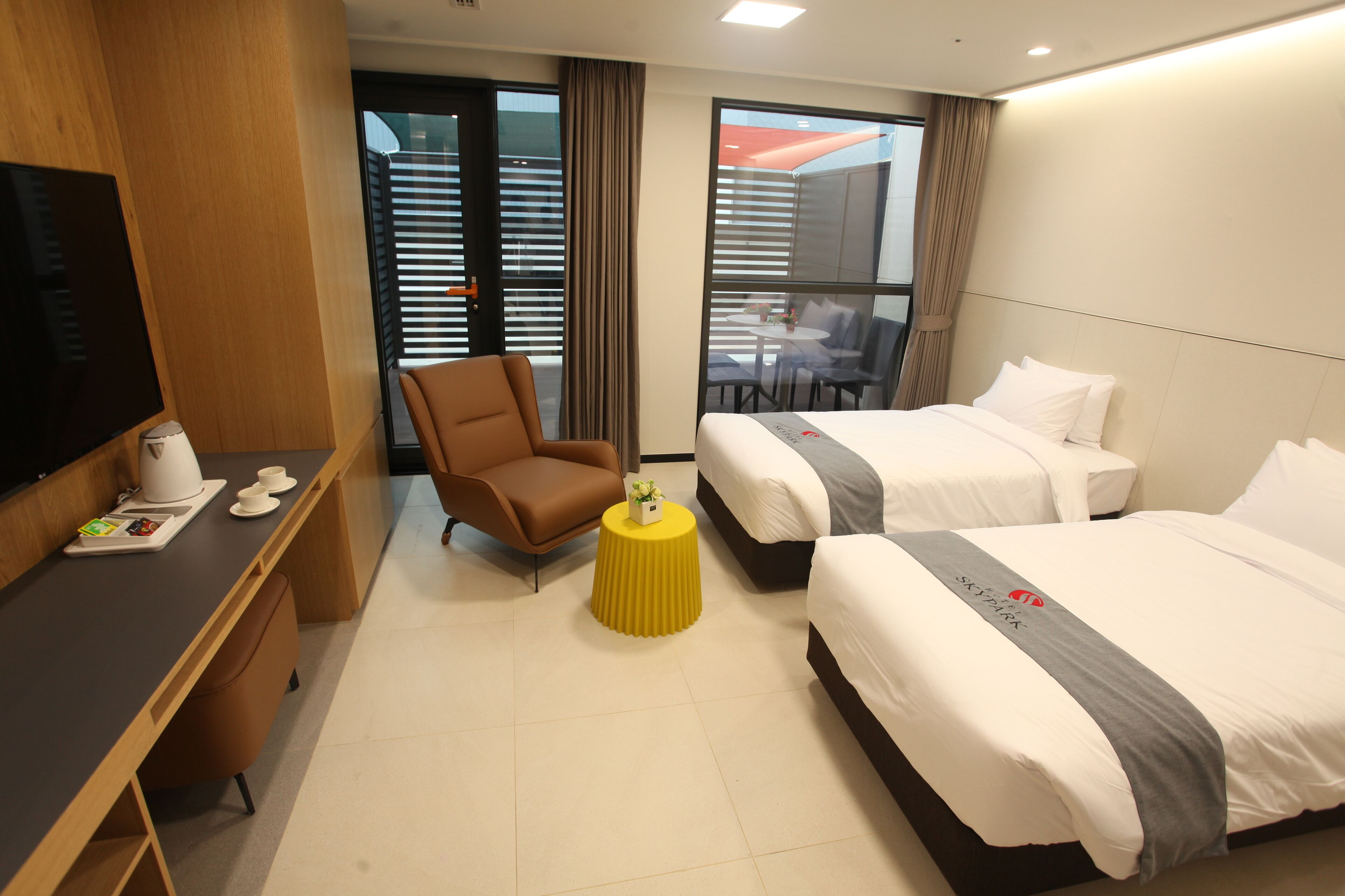 deluxe twin room, balcony | in-room safe, blackout curtains, free wifi, bed sheets