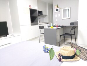 Una televisión de pantalla plana, suelo radiante