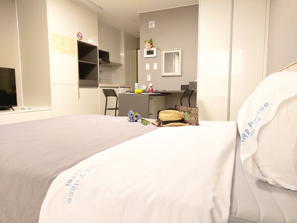 Escritorio, espacio para trabajar con un portátil, cortinas opacas