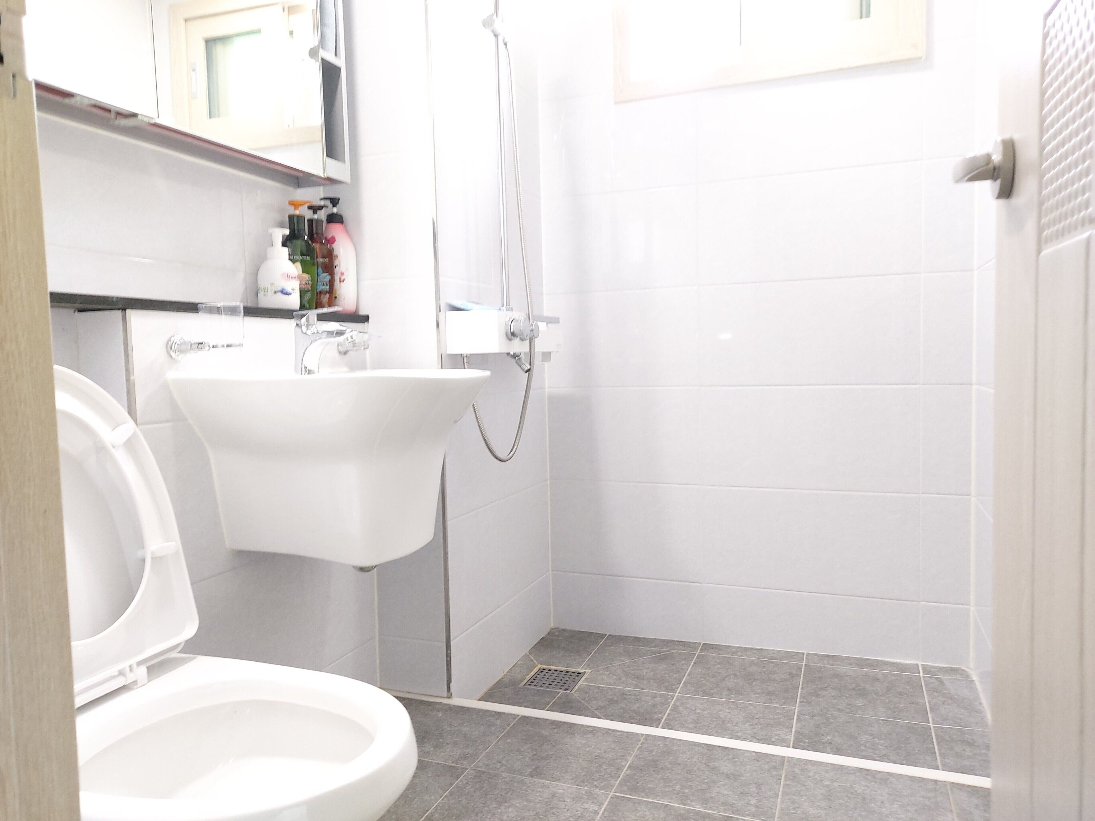 淋浴设施、吹风机、拖鞋、毛巾