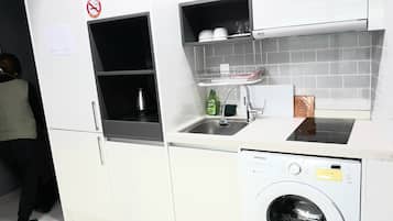 Ocean City View | Cocineta privada | Refrigerador, microondas, parrilla de estufa y tetera eléctrica