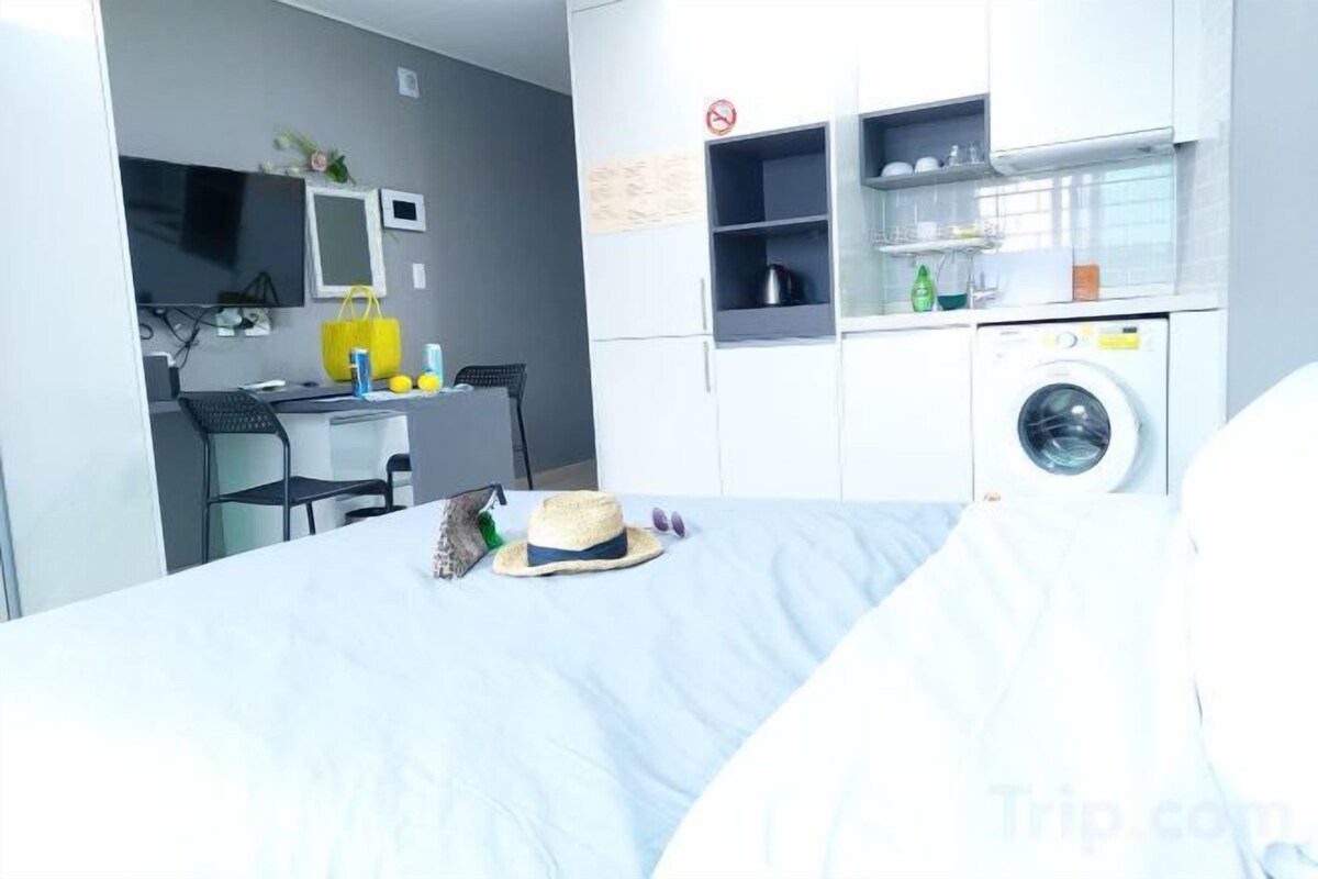 Escritorio, espacio para trabajar con un portátil, cortinas opacas