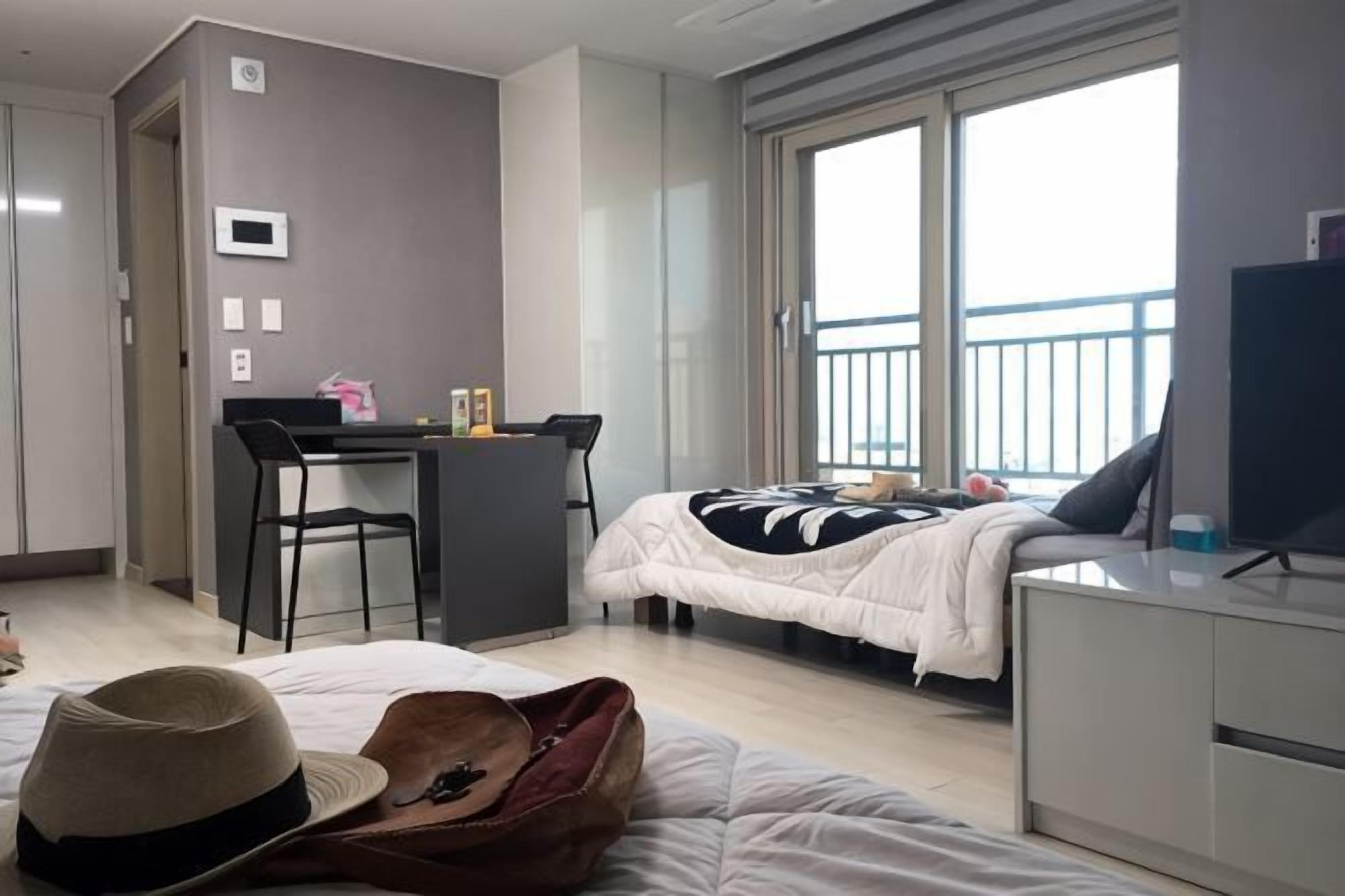 Escritorio, espacio para trabajar con un portátil, cortinas opacas