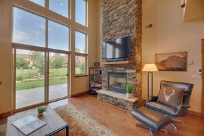 Smart TV y chimenea 