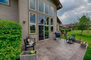 Outdoor dining - Charming Alpine Escape with Fireplace, Patio, Pond, Walk to Dining, 8 Minutes to Downtown Pagosa (Pagosa Springs)