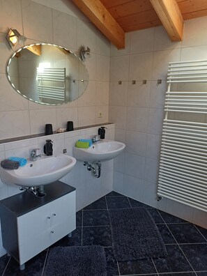 Banheira, secador de cabelo, toalhas de banho, sabonete