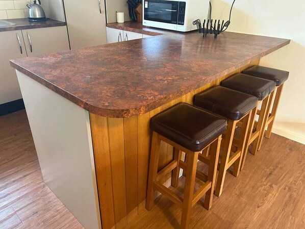 ثلاجة، ميكروويف، فرن، موقد طهي مسطح