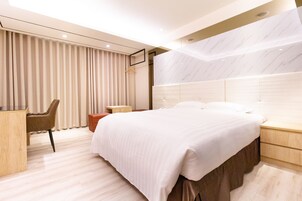 Escritorio, cortinas blackout, sistema de insonorización y wifi gratis 