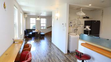 Rumah (Holiday Home) | Area keluarga | Smart TV 42-inci dengan saluran TV digital, TV, dan perapian