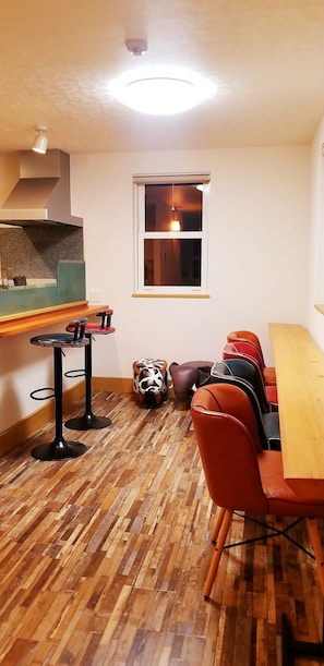 Casa (Holiday Home) | Área de estar | Smart TV 42 polegadas com canais digitais, TV, lareira