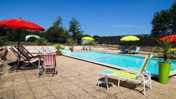 Una piscina al aire libre, una piscina climatizada