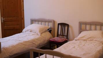 2 dormitorios, tabla de planchar con plancha, cuna de viaje