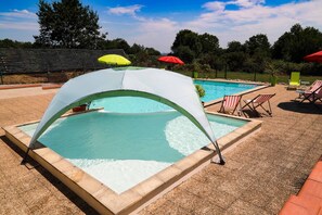 Una piscina al aire libre, una piscina climatizada