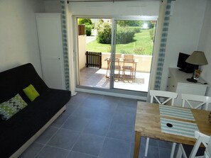 TV, books - 200m from Hossegor beaches, studio overlooking garden (Capbreton)