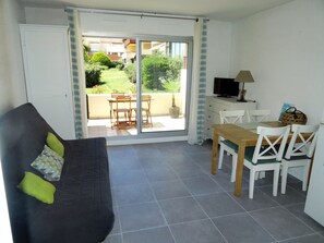 TV, books - 200m from Hossegor beaches, studio overlooking garden (Capbreton)