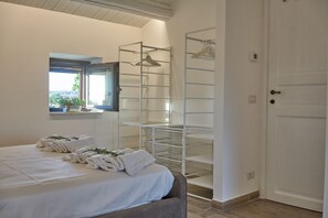 2 chambres, coffres-forts dans les chambres, bureau