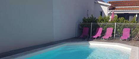 Utendørsbasseng og et oppvarmet basseng