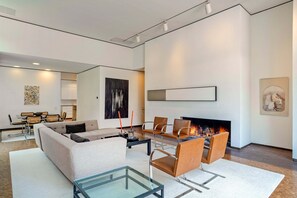 Smart TV, chimenea, libros y oficina 