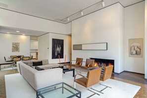 Smart-TV, peis, bøker og kontorer