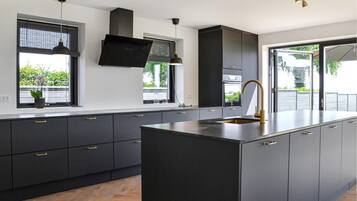 Køleskab, ovn, opvaskemaskine, kaffe-/temaskine