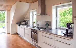 Réfrigérateur, plaque de cuisson, lave-vaisselle, cafetiÚre/bouilloire