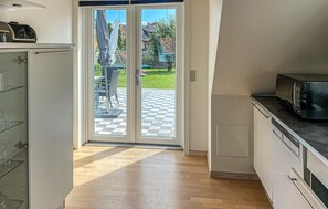 Kühlschrank, Mikrowelle, Herdplatte, Geschirrspüler