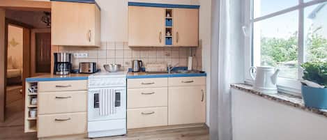 Geladeira, cooktop, cafeteira/chaleira
