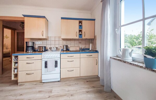 Kühlschrank, Herdplatte, Wasserkocher mit Kaffee-/Teezubehör