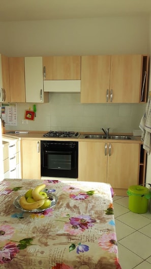 Refrigerador, microondas, horno, cafetera/tetera