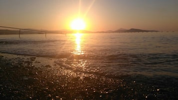 プライベートビーチ、黒砂、ビーチカバナ (無料)、サンラウンジャー