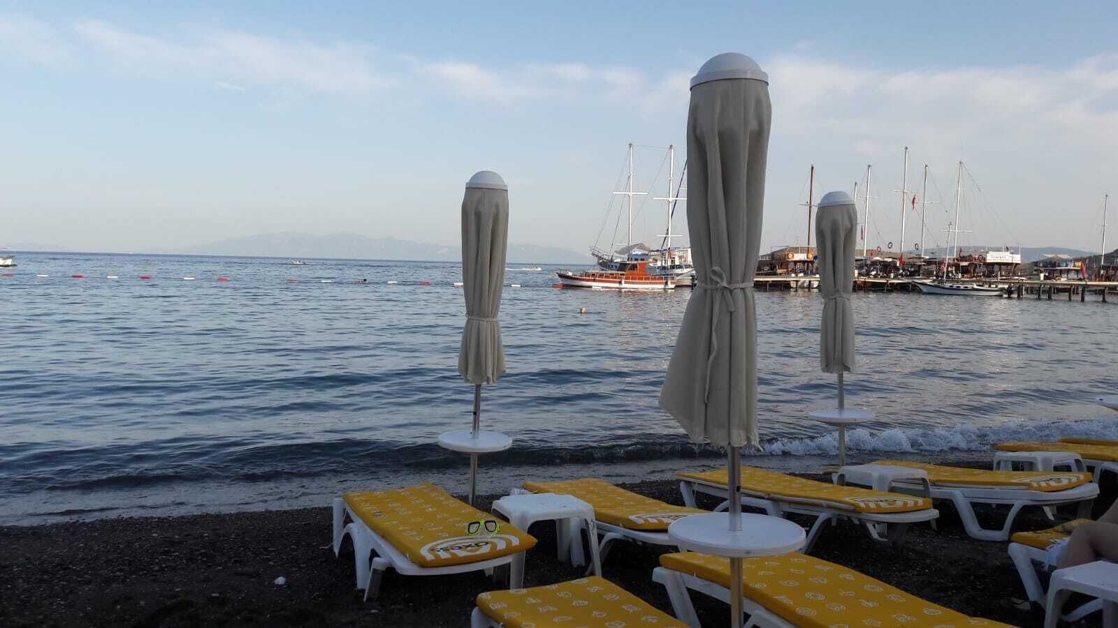 Playa privada, arena negra, cabañas de uso gratuito y tumbonas