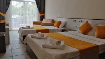 スタンダード トリプルルーム | ノートパソコン用作業スペース、WiFi (無料)、ベッドシーツ