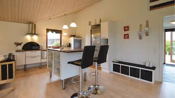 Réfrigérateur, micro-ondes, plaque de cuisson, lave-vaisselle