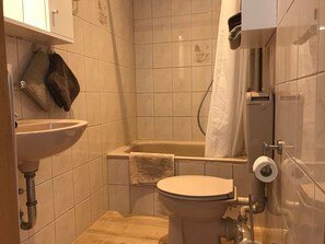 Serviettes fournies, papier toilette