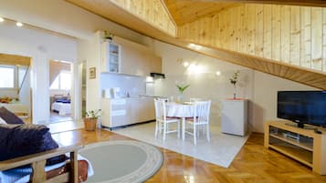 Appartement (Apartment Matic - Two-Bedroom Apartme) | Salle de séjour | Télévision à écran plat