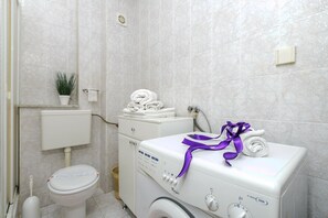 Apartment (Apartment Matic - Two-Bedroom Apartme) | Bathroom | Shower, hair dryer, towels - Apartment Matic (Dubrovnik)