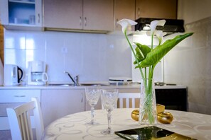 Huoneisto (Apartment Matic - Two-Bedroom Apartme) | Yksityinen keittiö | Jääkaappi, mikroaaltouuni, liesi, astianpesukone