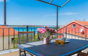 Outdoor dining - Cozy apartment in Srima (Srima)