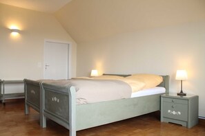 5 bedrooms, WiFi, bed sheets